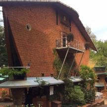 ein großes Backsteingebäude mit einem Balkon