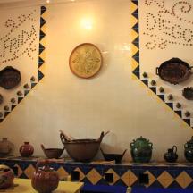 una habitació plena de gerros i un rellotge a la paret