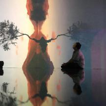 un'ombra di due donne sedute davanti a un muro