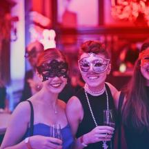 drei kostümierte Frauen auf einer Party
