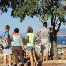 un gruppo di persone che ammirano il panorama da un albero