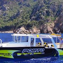 ein Mann, der auf einem Boot im Wasser steht