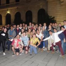 un grup de persones posant per a una foto davant d'un edifici