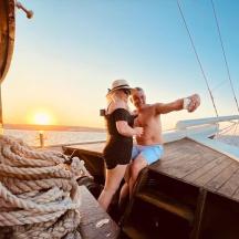 ein Mann und eine Frau stehen auf einem Boot