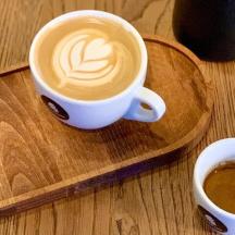 กาแฟสองแก้ววางอยู่บนถาดไม้