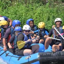 eine Gruppe von Menschen raftet auf einem Fluss