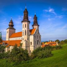 ein großes Gebäude mit zwei Türmen auf einer grünen Wiese