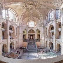 un'immagine di un grande edificio con delle scale al suo interno
