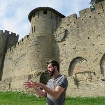 ein Mann steht vor einem Schloss