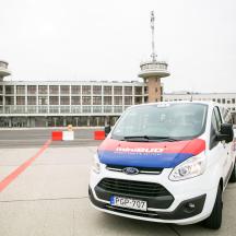 un cotxe blanc aparcat davant d'un edifici