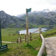 un rètol al vessant d'una muntanya amb un llac