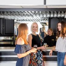 un gruppo di donne in piedi in una cucina