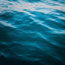 un primer pla de l'aigua blava de l'oceà