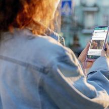 eine Frau schaut auf ihr Handy