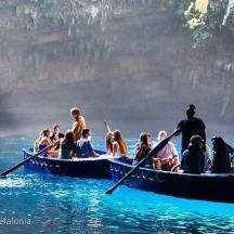sekumpulan orang dalam bot di dalam air
