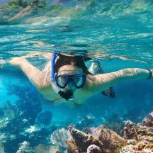 eine Frau beim Schnorcheln im Wasser