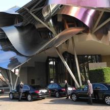 a group of cars parked in front of a building
