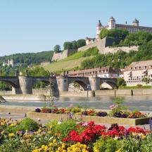 un pont sobre un riu amb un ram de flors