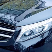 bir mercedes benz otomobilinin ön kısmının yakın çekimi