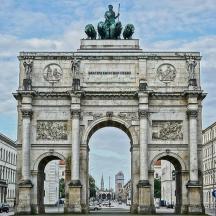 ein großes Denkmal mit einer Statue vor einem Gebäude