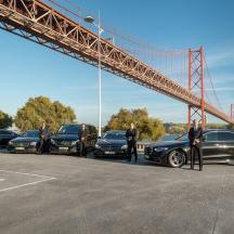un grup de persones dempeus en un aparcament sota un pont