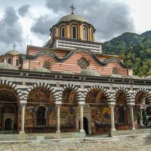 üstünde haç bulunan büyük bir bina