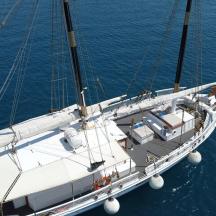 Un barco blanco está atracado en el agua