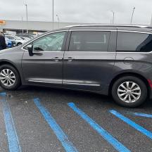 en sølvfarvet varevogn parkeret på en parkeringsplads