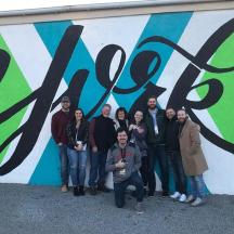 مجموعة من الأشخاص يقفون أمام الحائط