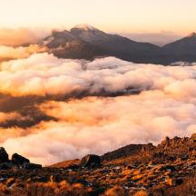 ein Blick auf einen Wolkenhaufen in den Bergen