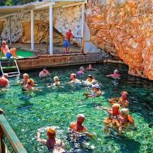 eine Gruppe von Menschen im Wasser in einem Pool