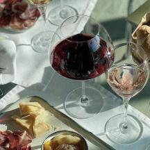 miza z dvema kozarcema vina in krožnikom hrane