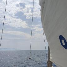 una vela blanca en un vaixell a l'oceà
