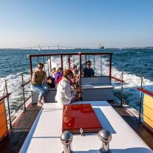 eine Gruppe von Menschen auf einem Boot im Wasser