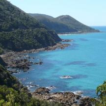 una vista de l'oceà des d'una muntanya