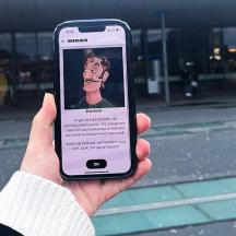 una persona que sosté un telèfon mòbil amb una foto