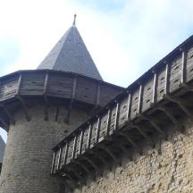ein Gebäude mit einem Turm und Türmchen