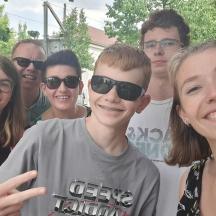 grupp inimesi, kes poseerivad pildi jaoks