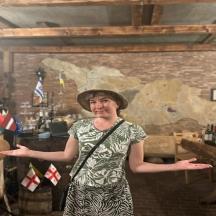 eine Frau mit Hut steht in einem Raum