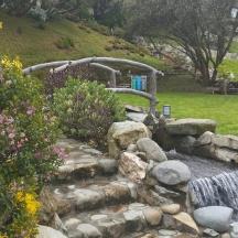 сад з водоспадом та водною гіркою