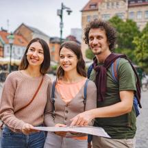 eine Gruppe von drei Personen, die für ein Foto posieren