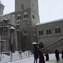 Eine Gruppe von Menschen steht vor einem Gebäude im Schnee