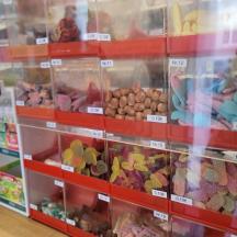 eine Vitrine in einem Geschäft voller Süßigkeiten