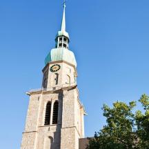 ein hoher Turm mit einer Uhr auf der Spitze
