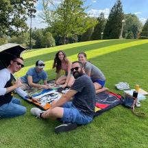 un grup de persones assegudes a l'herba