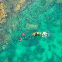Un hombre está en el agua en el océano.