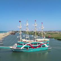 ein großes Boot liegt neben einem Strand angedockt