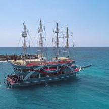 ein großes Boot im Ozean mit Menschen darauf