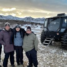un grup de persones dretes davant d'un tractor