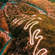 vista aèria d'una carretera en un turó amb un riu